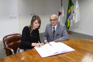 Procuradora Elke Andrade Soares de Moura e o Secretário de Estado de Casa Civil e de Relações Institucionais Marco Antônio de Rezende Teixeira Foto: Luiz Gustavo Ribeiro (TCEMG)